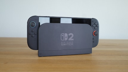 Die Switch 2 im TV-Dock. Der eingebaute Lüfter bleibt stets flüsterleise.
