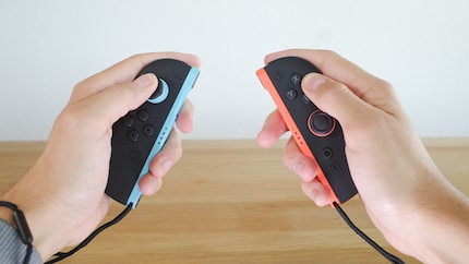 Ich mag es, im Zweihandmodus mit den Joy-Cons und den Handgelenksschlaufen zu zocken.