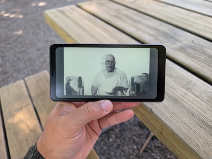Hier siehst du das Ghosting bei der Videowiedergabe: Das vorherige Bild ist noch sichtbar.