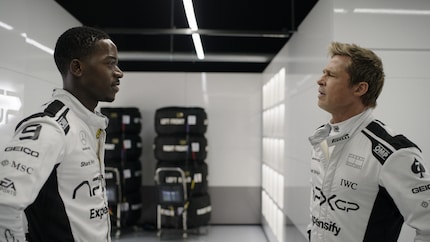 Damson Idris (à gauche) joue une sorte de jeune Lewis Hamilton, avec moins de victoires à son actif.