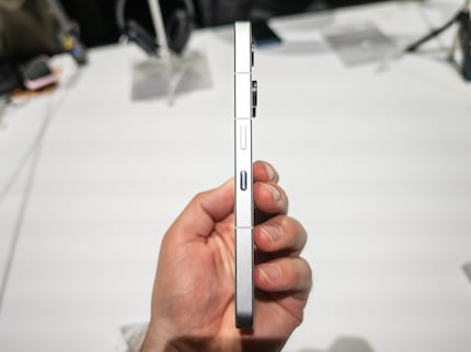 Unter dem Powerbutton befindet sich die Essential-Taste.