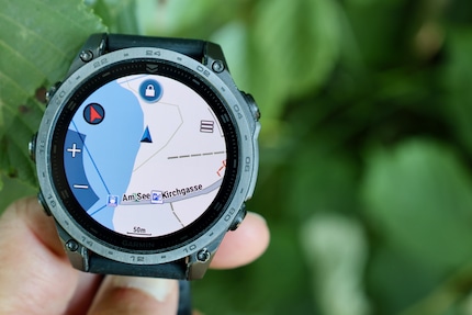 Dank vorinstallierter Karten und Multiband-GPS ist die Navigation genau. Du kannst den Weg zum nächsten Café anzeigen lassen oder per Kompass einen Kurs bestimmen.