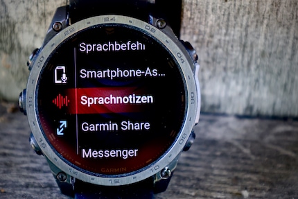 Mit der Tactix 8 kannst du Sprachnotizen aufzeichnen und telefonieren, solange dein Smartphone in Reichweite ist.