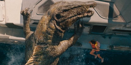 Zum Glück ist die komplett am Thema vorbei erzählte Heuschreckenplage aus «Jurassic World: Dominion» passé. Dinos stehen wieder im Zentrum.