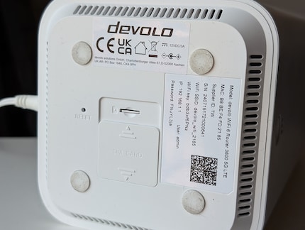 Der SIM-Karten-Slot und die Angaben des voreingestellten WLAN-Zugangs sind auf der Unterseite zu finden.