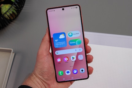 En position ouverte, il a les dimensions d'un smartphone classique.