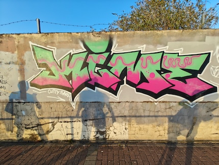 Der Weg an der Themse wäre zu schmal gewesen, um das gesamte Graffiti mit der Hauptkamera festzuhalten.