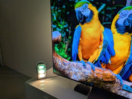 Die Wallwasher passen das Licht dem TV-Bild an.