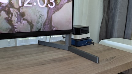 Zwischen TV-Unterkante und Standfuss bleiben etwa sieben Zentimeter Platz. Das sollte für die meisten Soundbars genügen.