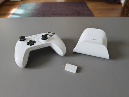 Zum 8Bitdo Ultimate 2 gibt es eine Ladestation dazu.