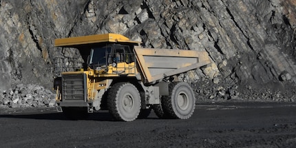 Der Komatsu HD605-7 gehört sogar zu den kleineren Kippern.