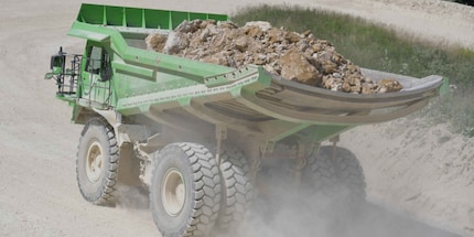 Mit voller Ladung verliert der E-Dumper keinen Strom – im Gegenteil!