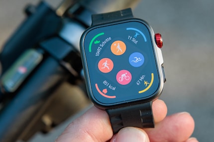 Die Watch Fit 4 Pro kommt problemlos eine Woche ohne Nachladen aus.