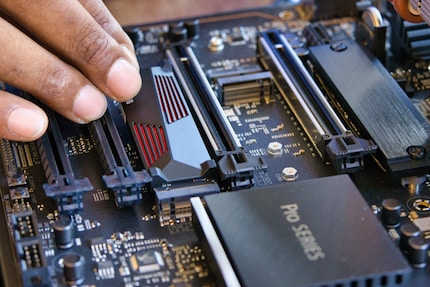 Das Mainboard hat insgesamt drei Slots für NvmE-SSDs.