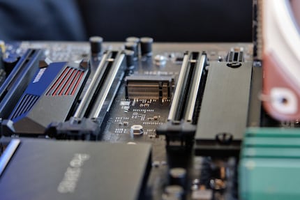 Die verbauten SSDs sind mit Kühlelementen ausgestattet.