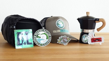 Das gibt es zu gewinnen (von links nach rechts): Nackenkissen, Bieber-Cap, Kaffekanne. Als Bonus gibt's noch vier «Dying Light: The Beast»-Sticker.
