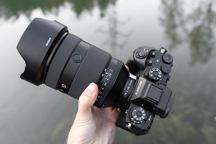 Ein Objektiv sie alle zu knechten: Das Sony FE 28-70mm f/2 GM ist nicht das schlankste, dafür erledigt es Dinge, für die sonst mehrere Festbrennweiten nötig wären.