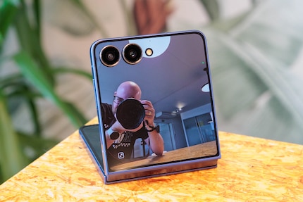 Haupt- und Ultraweitwinkelkamera lassen sich mit dem Außendisplay problemlos für Selfies verwenden.