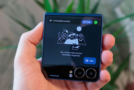 Mit dem kleinen Symbol am unteren Rand kann ich die Darstellung so anpassen, dass die Kameras nichts von der App verdecken.
