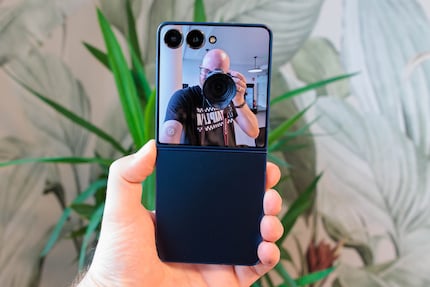 Das Außendisplay nimmt jetzt die gesamte obere Hälfte des Flip 7 ein.