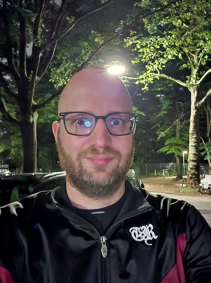 Selfie mit der Selfiekamera im Nachtmodus.