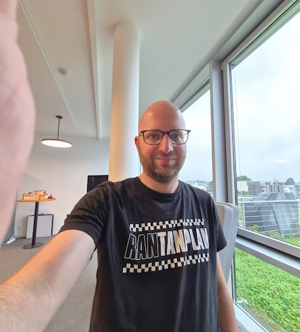 Beim Selfie mit der Ultraweitwinkelkamera kommt leicht ein Finger mit ins Bild.
