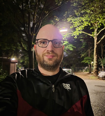 Selfie mit der Hauptkamera im Nachtmodus.