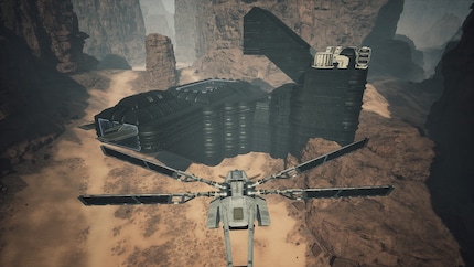Auf der linken Seite schauen die riesigen Flügel eines Kampf-Ornithopters heraus. Die ragen sogar durch die Wand.