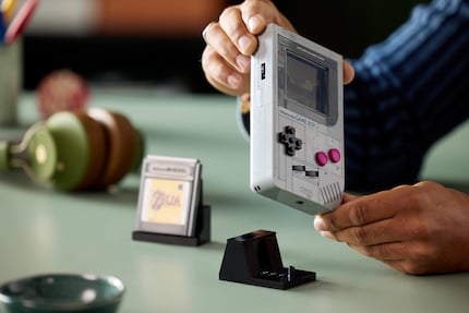 La maquette LEGO du Game Boy est insérée dans le support de présentation fourni.
