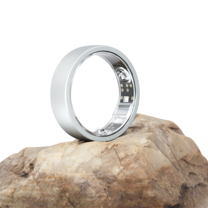 Der Schweizer Ring aus Titan hat ein unauffälliges, zeitloses Design.