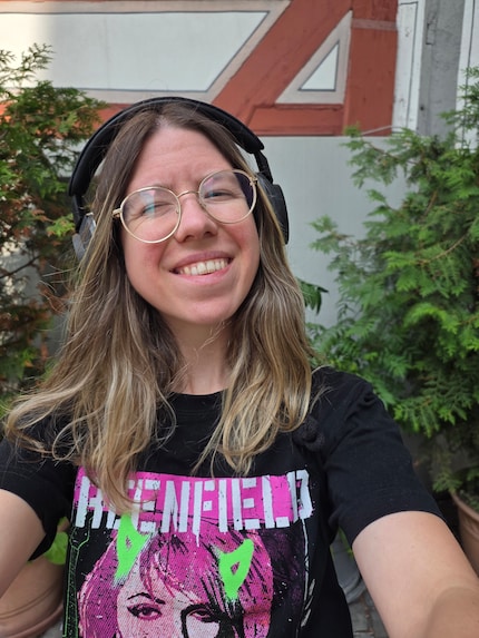 Je suis satisfaite des selfies de l’appareil photo principal à 12 Mpx. Là aussi, je pourrais régler la résolution sur 200 Mpx, mais le portrait serait un peu trop net à mon goût.