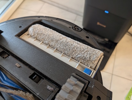 Der Roboter hat statt zwei runder Mopps eine Walze mit Textilbezug.