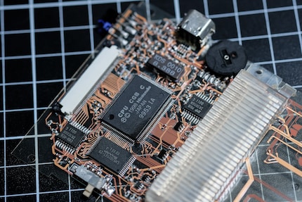 Klare Leiterbahnen: Die transparente Game-Boy-Color-Platine legt jede Verbindung offen.