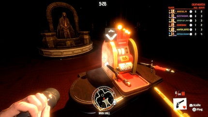 Upgrades wie schusssichere Westen und Molotov-Cocktails erhalte ich an den leuchtenden und lauten Kassen. Oder sind es Spielautomaten?