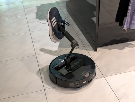 Schuhe kann der Roboter gut greifen und transportieren.