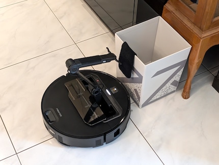 Leider trifft der Roboter nicht immer den vorher definierten Ablageort, hier der extra von Roborock mitgelieferte Behälter.