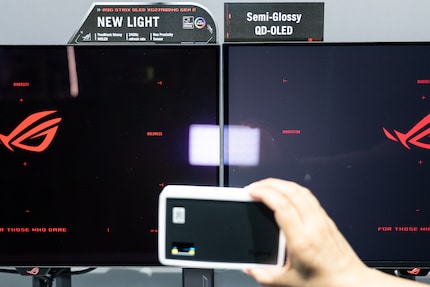 A sinistra, il nuovo Tandem OLED di LG con «TrueBlack Glossy», a destra un pannello QD OLED di Samsung con rivestimento semi-lucido.