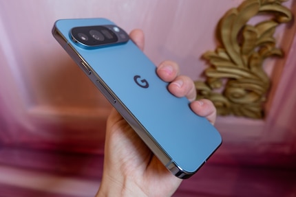 Das Pixel 10 Pro in edlem Moonstone.