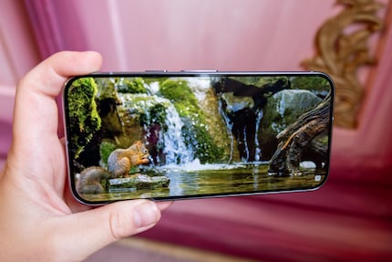Das schicke OLED-Display sorgt für knallige Farben und scharfe Kontraste.