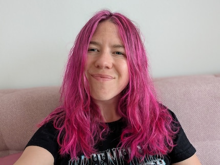 Die 42-MP-Selfiekamera im Porträtmodus. Gefällt mir. Nur bei den Haaren funktioniert die künstliche Unschärfe nicht perfekt.
