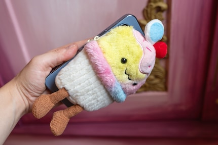 Den verbauten Magneten für Zubehör nutze ich für meine flauschige, magnetische Brieftasche.