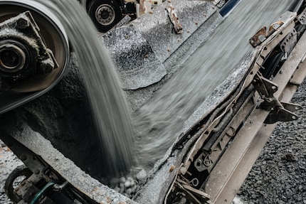 La pietra ollare sminuzzata viene riempita nel serbatoio: conserva il calore per settimane.