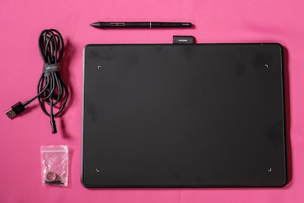 Huion packt Stift, Ersatzspitzen und Kabel zum Gerät.