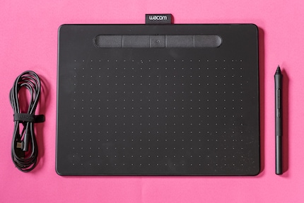 Das Minimum im Lieferumfang: Tablet, Stift und Kabel. Im Stylus verstecken sich aber noch Ersatzspitzen.