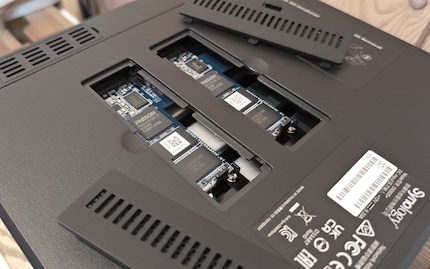Zwei sündhaft teure Synology-SSDs im RAID 1 – als Volumen eingerichtet, damit Apps wie Plex leise laufen.