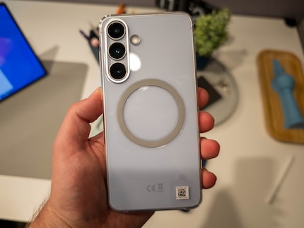 Il Galaxy S25 FE è Qi2 Ready. Si attacca magneticamente solo ai caricabatterie con una copertura aggiuntiva.