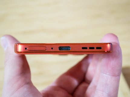 L'Edge 60 Neo può essere caricato via cavo o in modalità wireless.