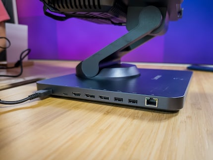 The notebook holder with its connections is also a docking station.