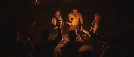 Enzo wird in einem feierlichen Ritual im Clan aufgenommen.