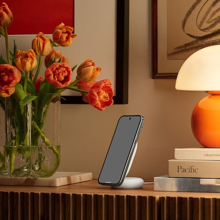 Mittels magnetischer Pixelsnap-Halterung bleibt dein Smartphone in Ladehalterungen an Ort und Stelle.